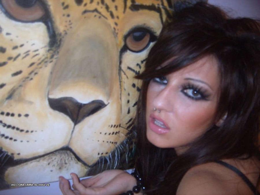 16P Nice collection of a hot rocker chickâ€™s selfpics