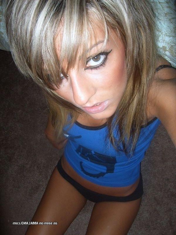 16P Nice collection of a hot rocker chickâ€™s selfpics