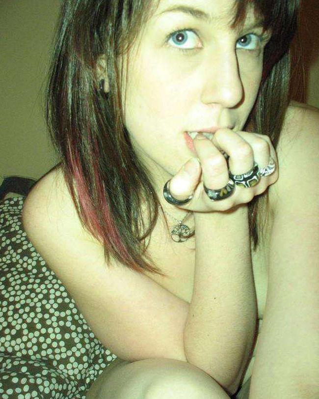 15P Pictures of a tattooed scene babe in a bikini