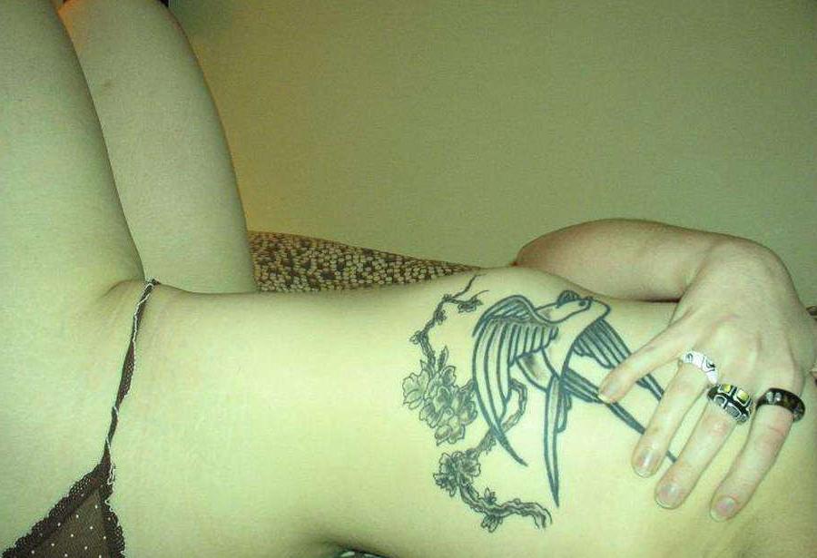 15P Pictures of a tattooed scene babe in a bikini