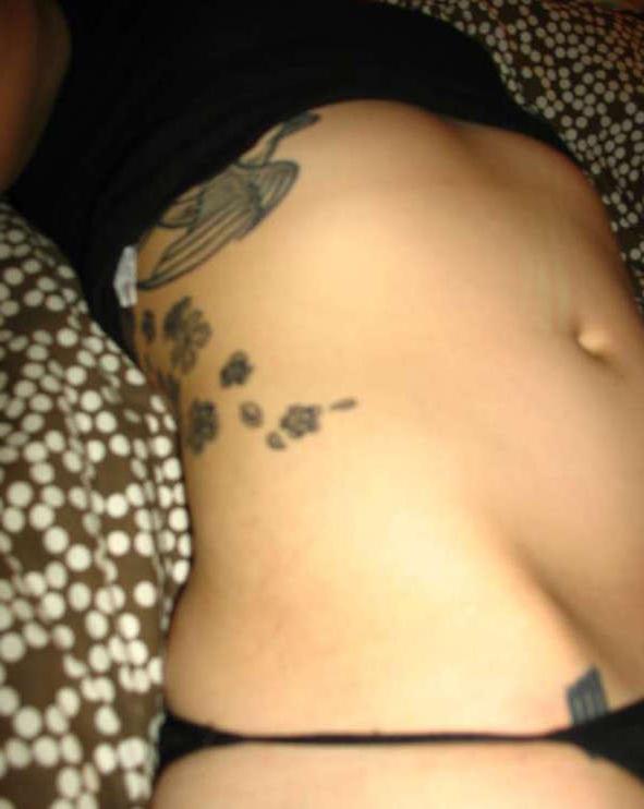 15P Pictures of a tattooed scene babe in a bikini