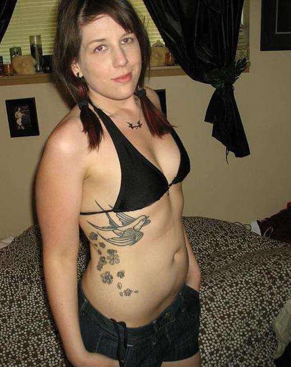 15P Pictures of a tattooed scene babe in a bikini
