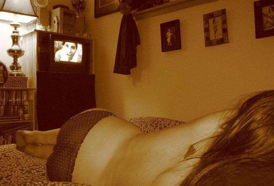 15P Pictures of a tattooed scene babe in a bikini