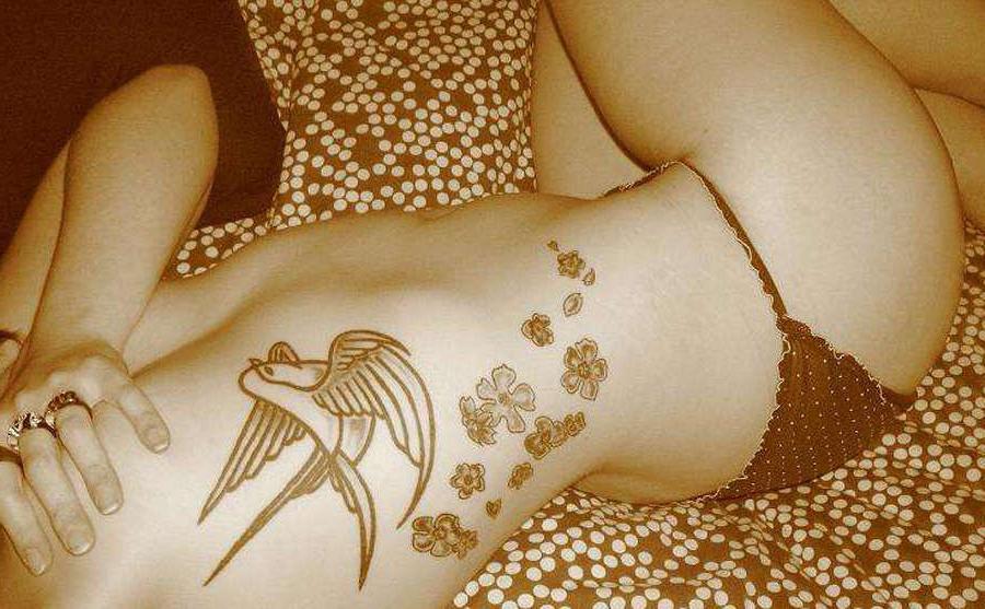 15P Pictures of a tattooed scene babe in a bikini