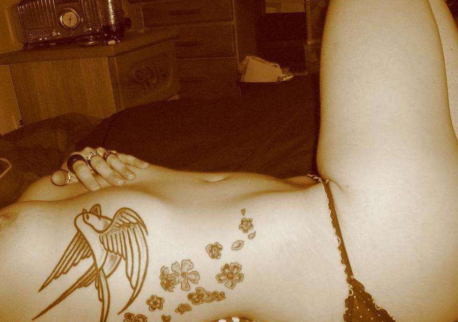 15P Pictures of a tattooed scene babe in a bikini