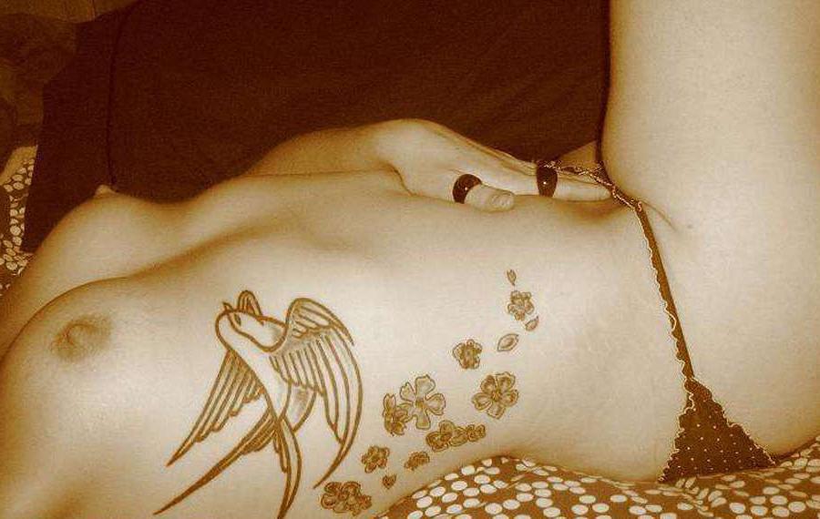 15P Pictures of a tattooed scene babe in a bikini