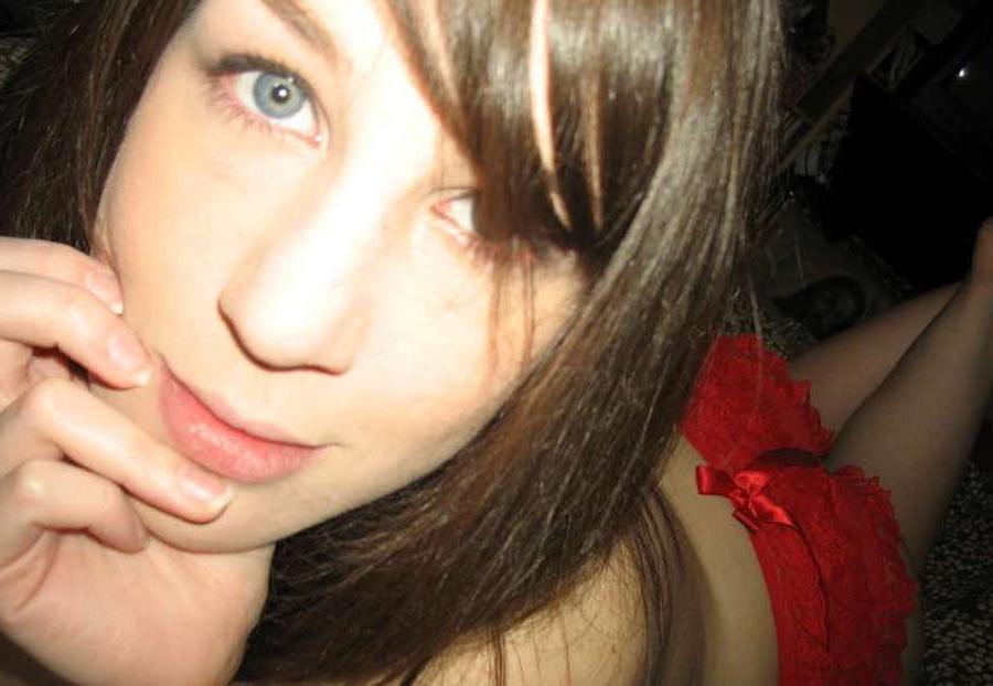15P Pictures of a tattooed scene babe in a bikini