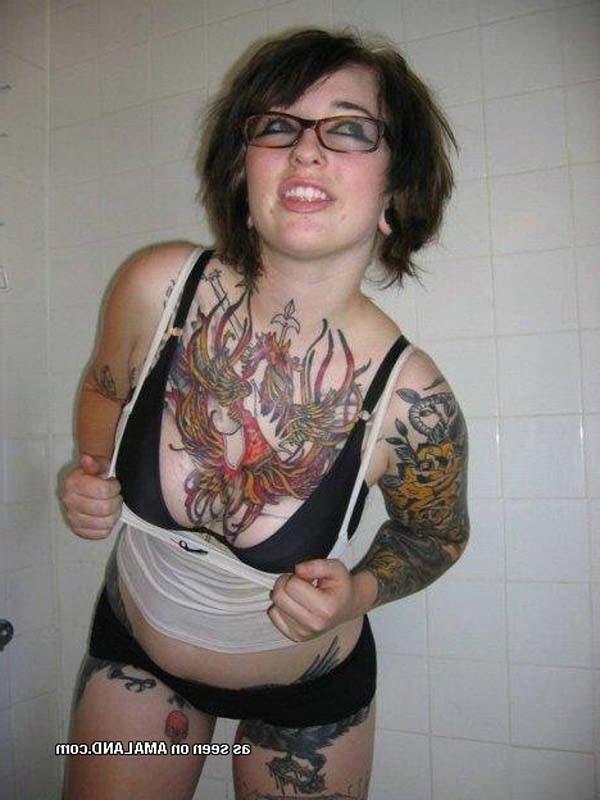16P Pictures of scene babes showing off their tats and piercings