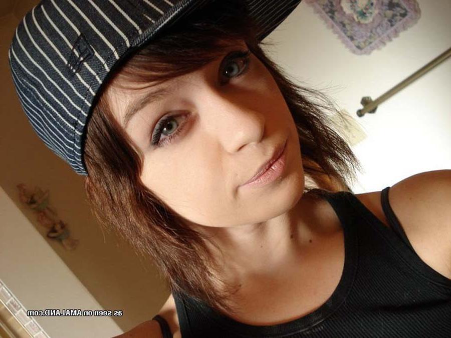 15P Picture gallery of amateur scene hotties