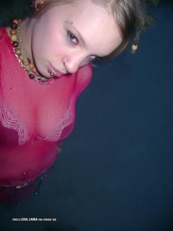 15P Hot collection of a wild rocker babe's selfpics