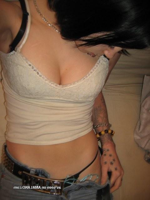 15P Hot collection of a wild rocker babe's selfpics