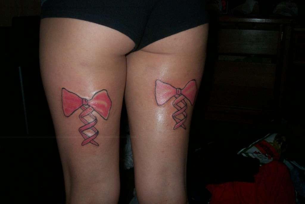 16P Pictures of a naked rocker GF displaying her tats