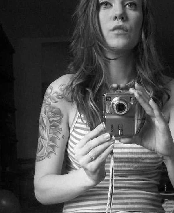 16P Pictures of a rocker girl displaying her tits