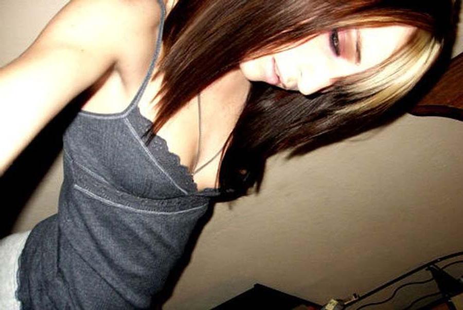16P Nice and hot selfpics of an amateur Gothic babe
