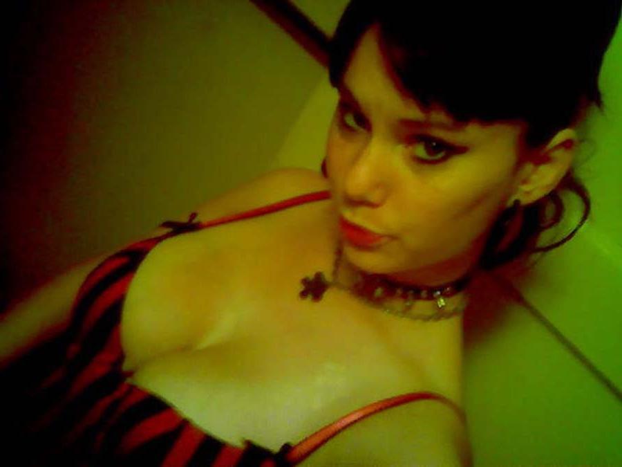 15P Pictures of hot and sexy scene babes
