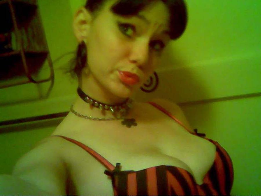15P Pictures of hot and sexy scene babes