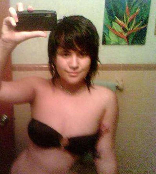 15P Pictures of three tattooed scene hotties