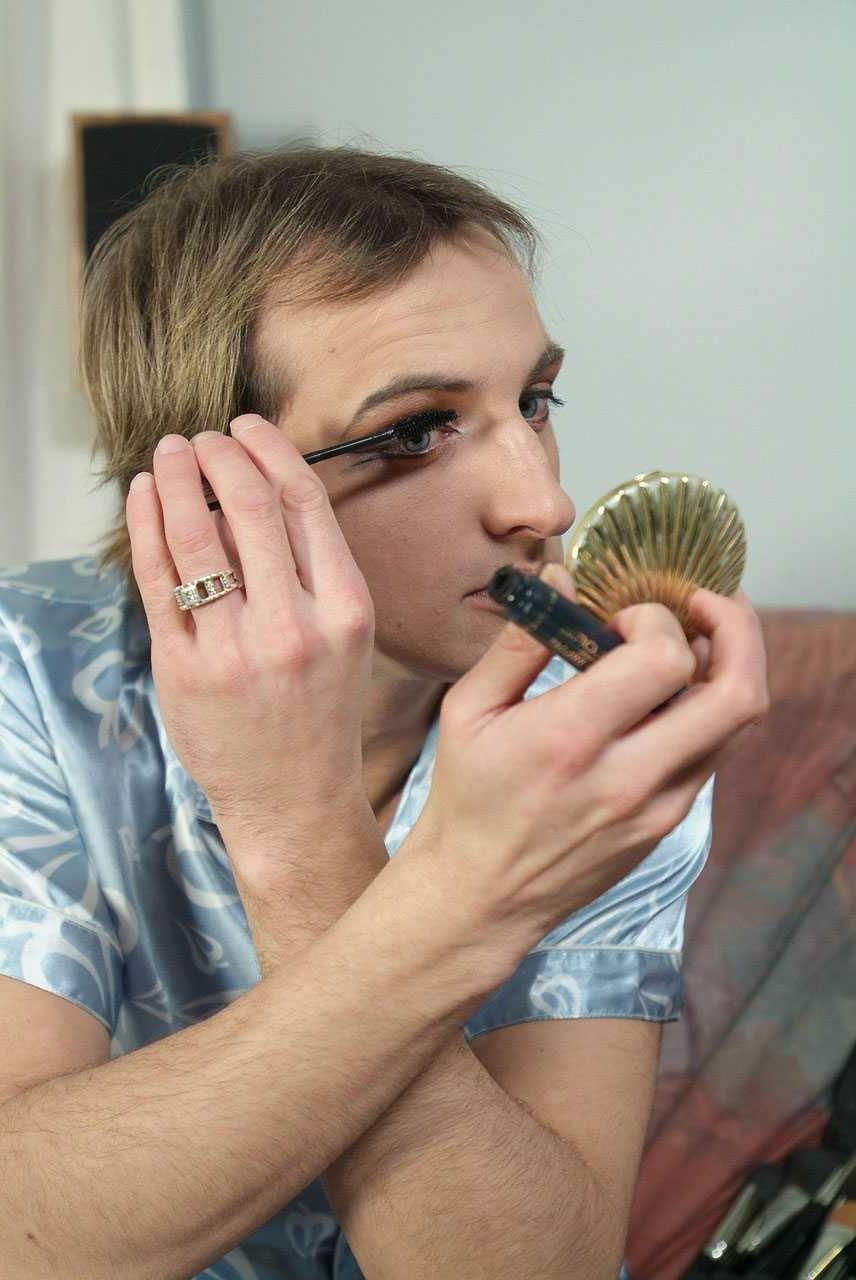 15P Crossdresser getting dressed up