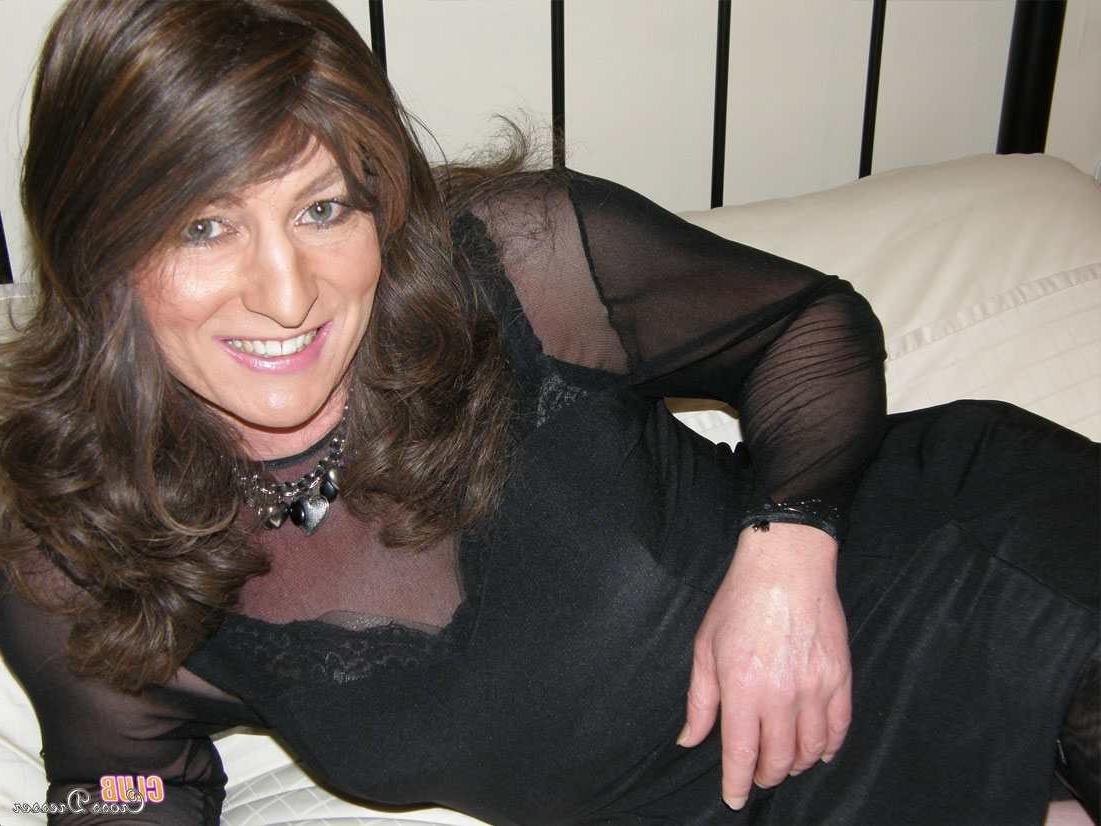 15P Transvestit in Schwarz gekleidet