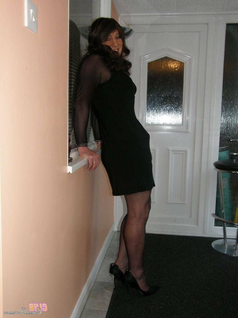 15P Transvestit in Schwarz gekleidet