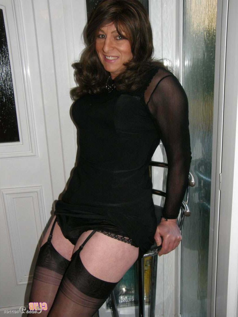 15P Transvestit in Schwarz gekleidet