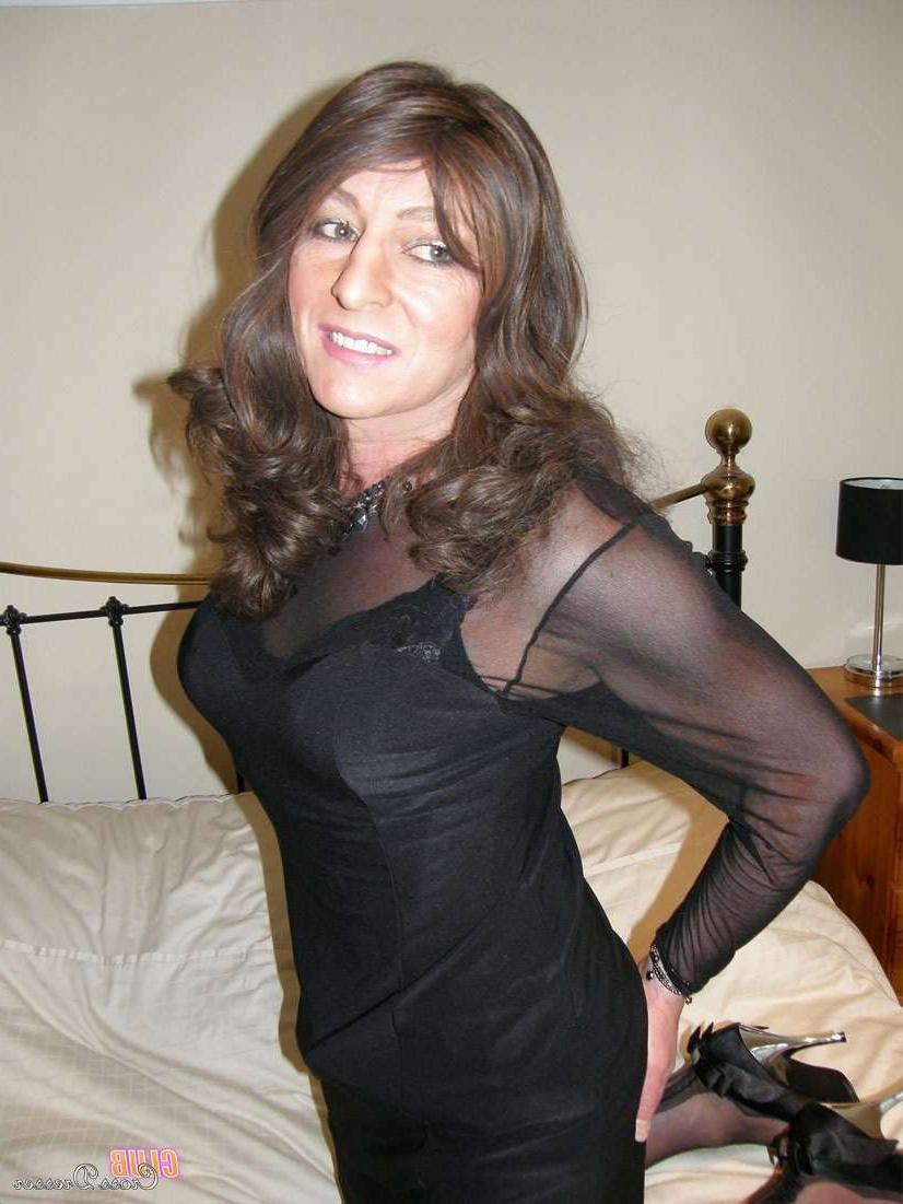 15P Transvestit in Schwarz gekleidet