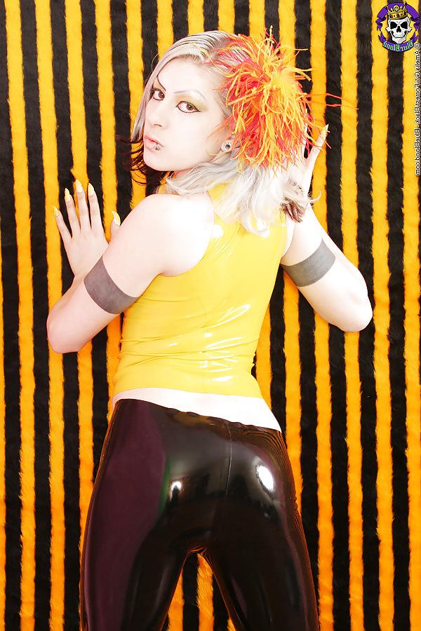 18P Young Emo Cutie in Latex