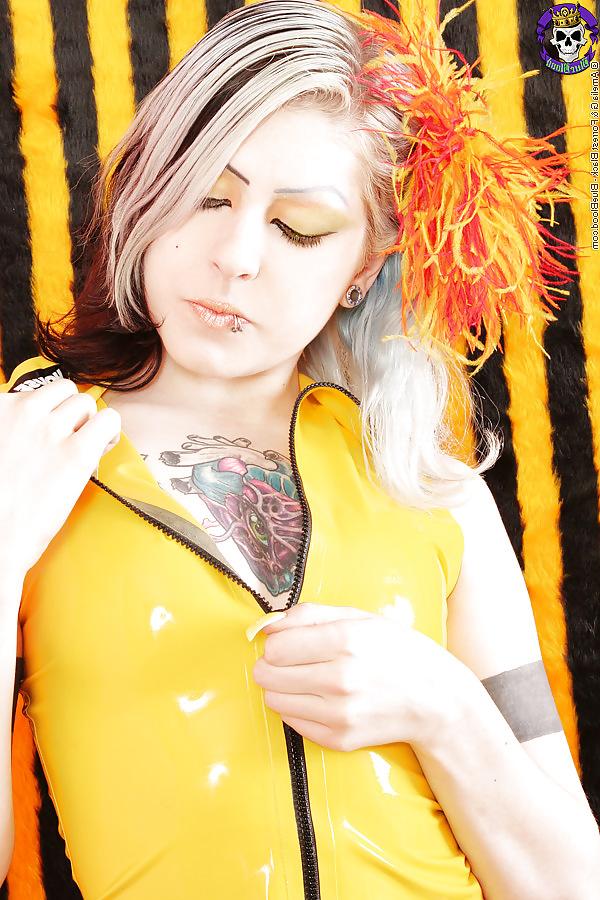 18P Young Emo Cutie in Latex