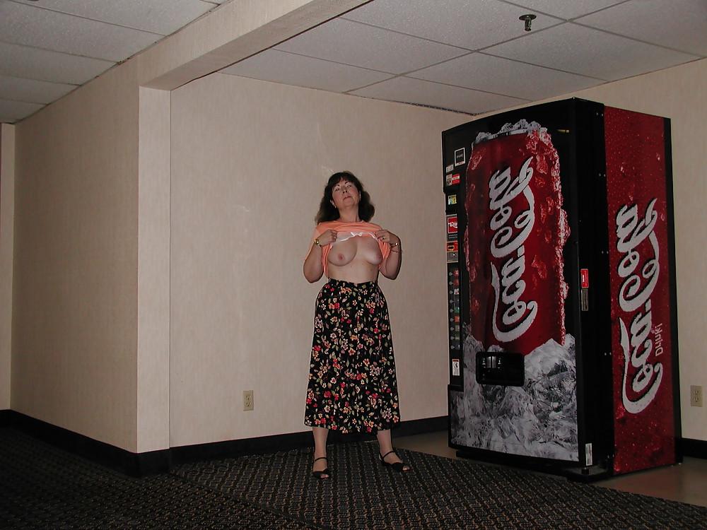 25P ShowOff Slut Wives On Net Display