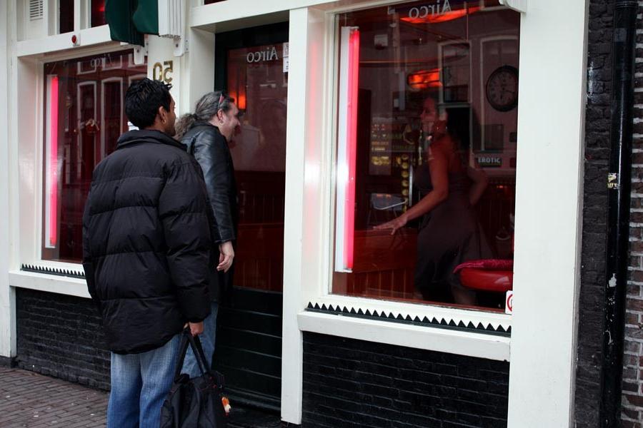 20P Horny tourist drills an amsterdam red light district hooker
