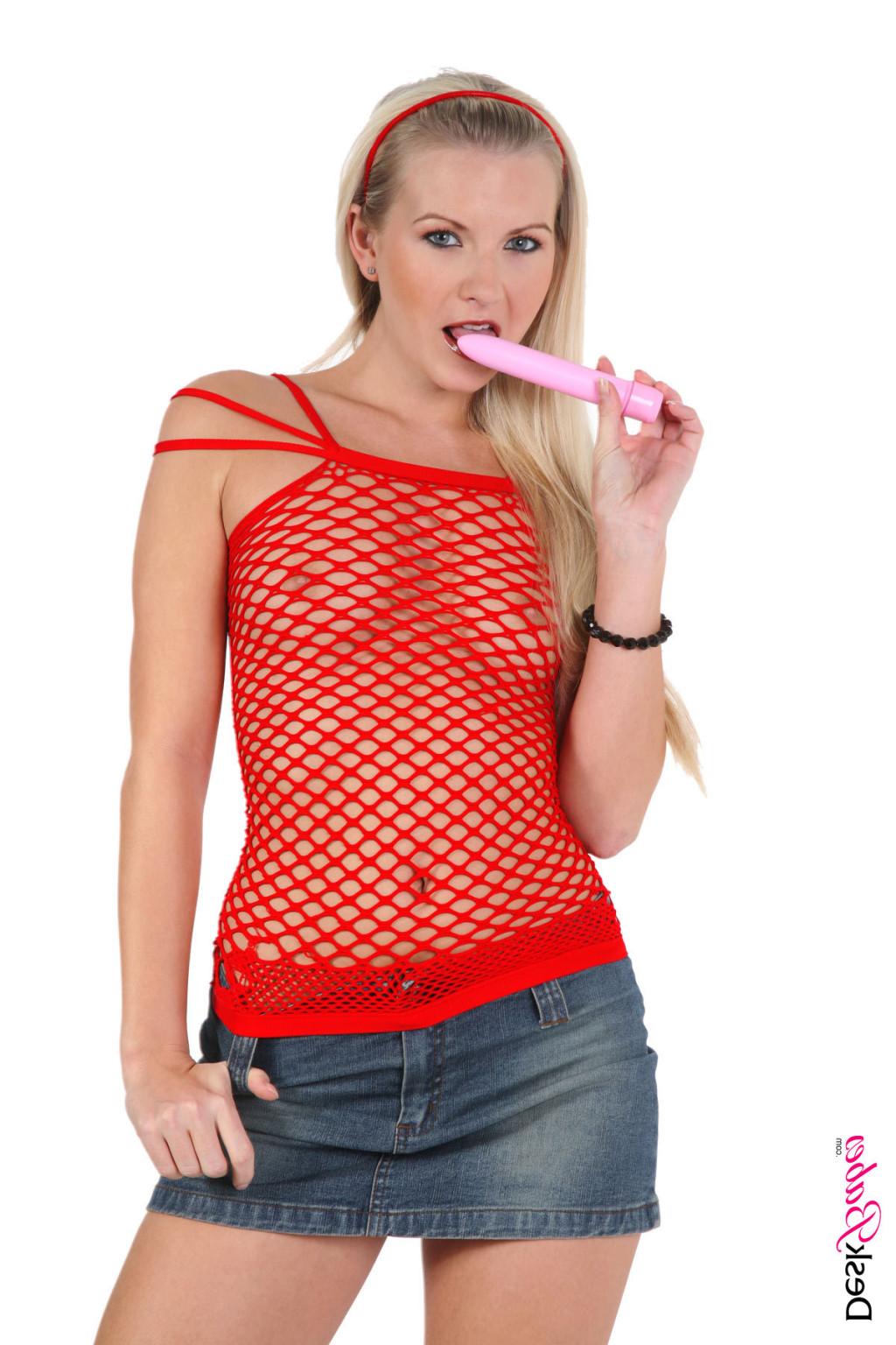 15P Stop watching pictures and get Sandy stripping on your desktop