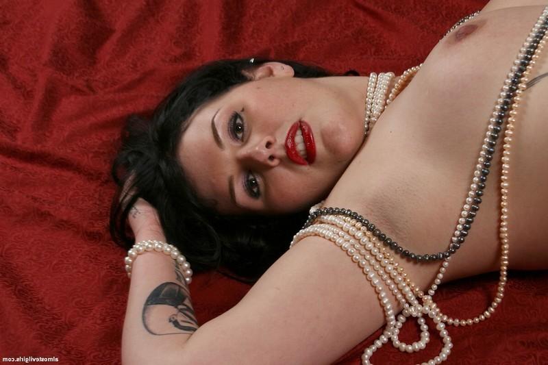 15P Miss Ashleigh in pearls and nothing else