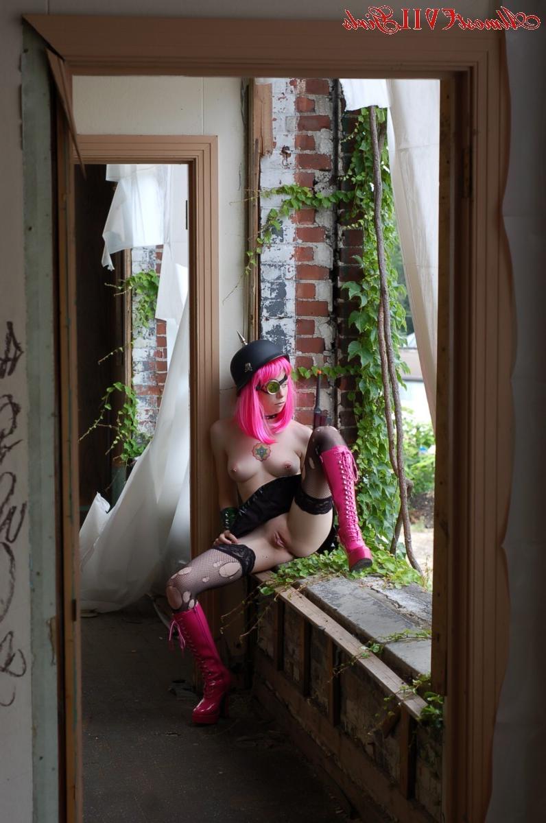 15P Leila Hazlett is armed and dangerous- and naked!