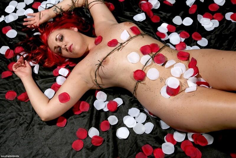 15P Jessa rolls in barbed wire and roses