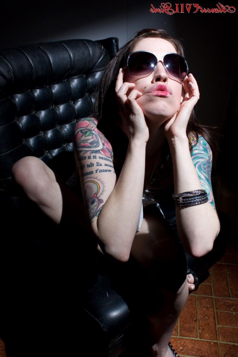 15P Dark glasses and a pink pussy