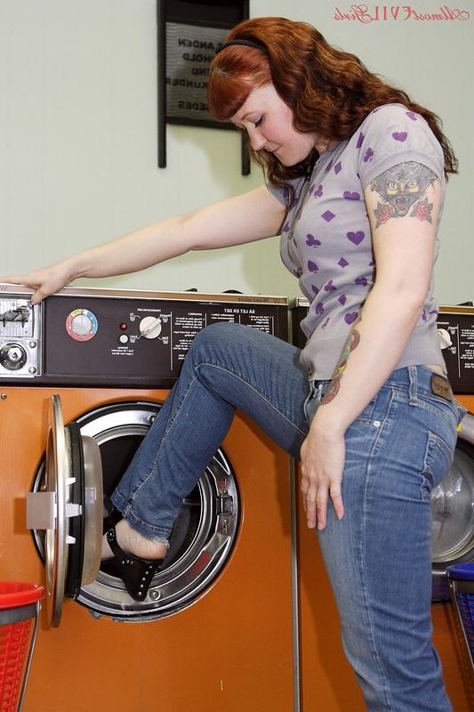 15P Mette does laundry nude
