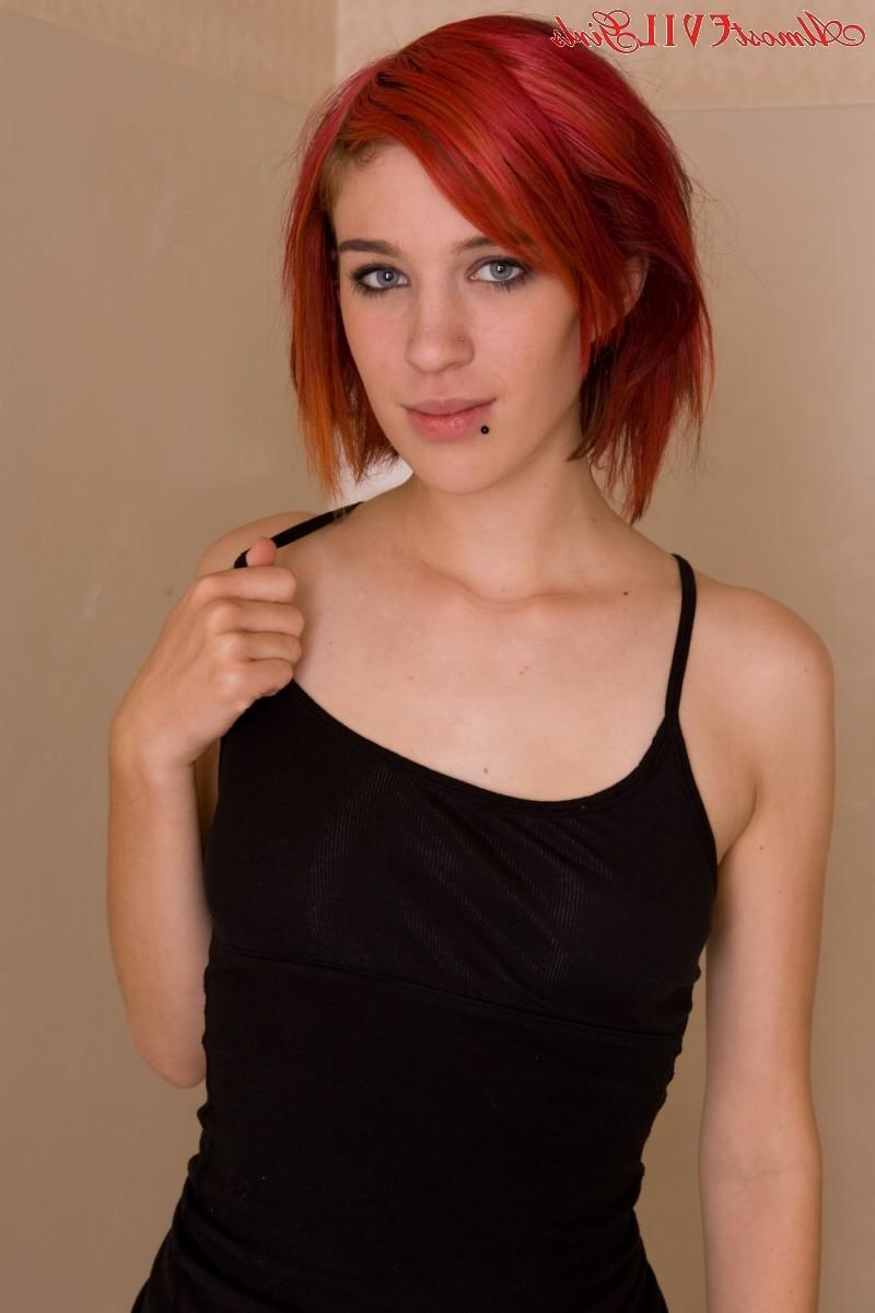 15P Lacy shaved her pussy nice and smooth