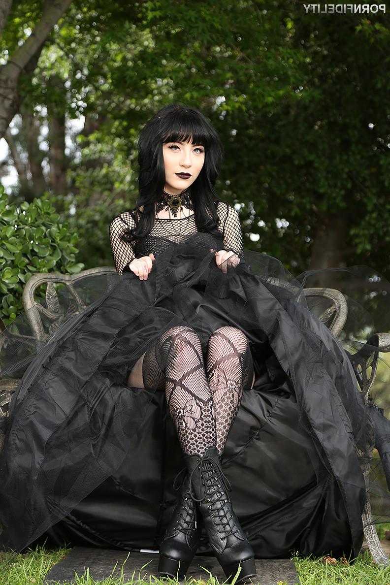 9P Charlotte Sartre poses