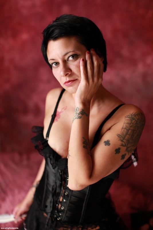 15P Gayle Fett strips down and shows off her tattoos