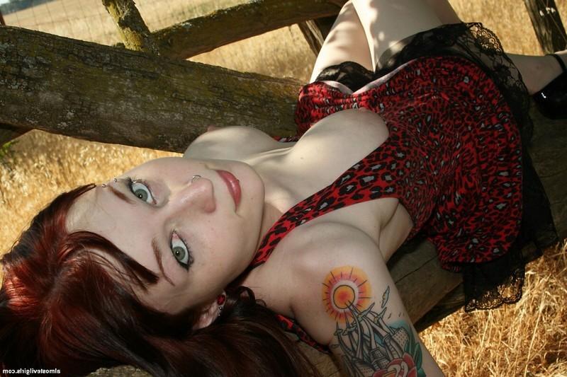 14P Delila Rose Shows her pussy outside