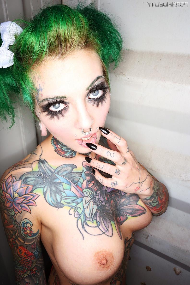13P Sydnee Vicious posiert