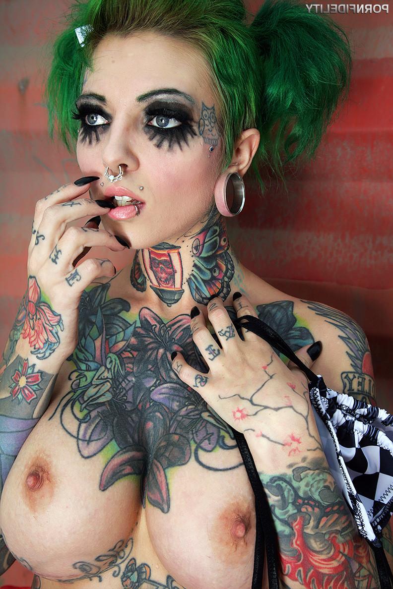 13P Sydnee Vicious posiert
