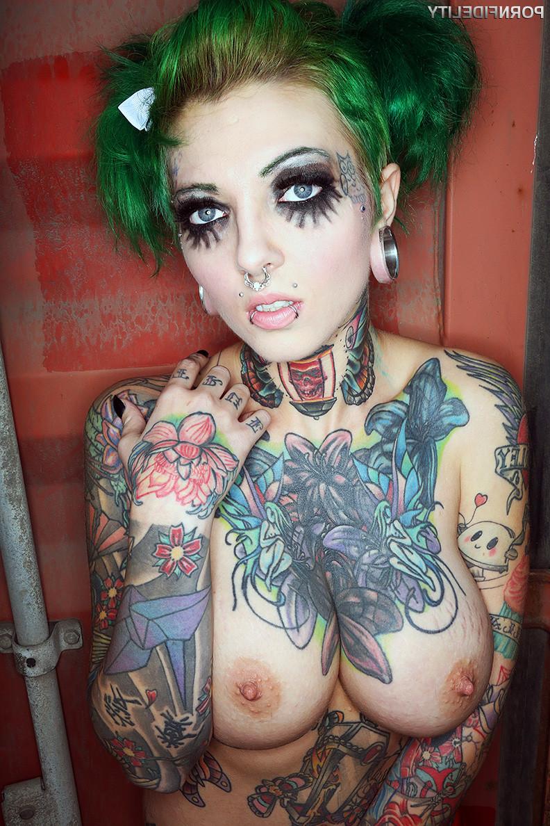 13P Sydnee Vicious posiert