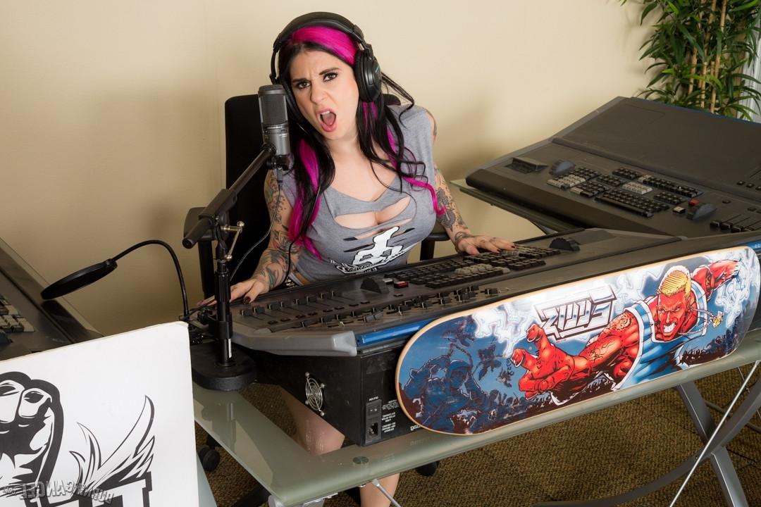 15P Joanna Angel and Karmen Karma