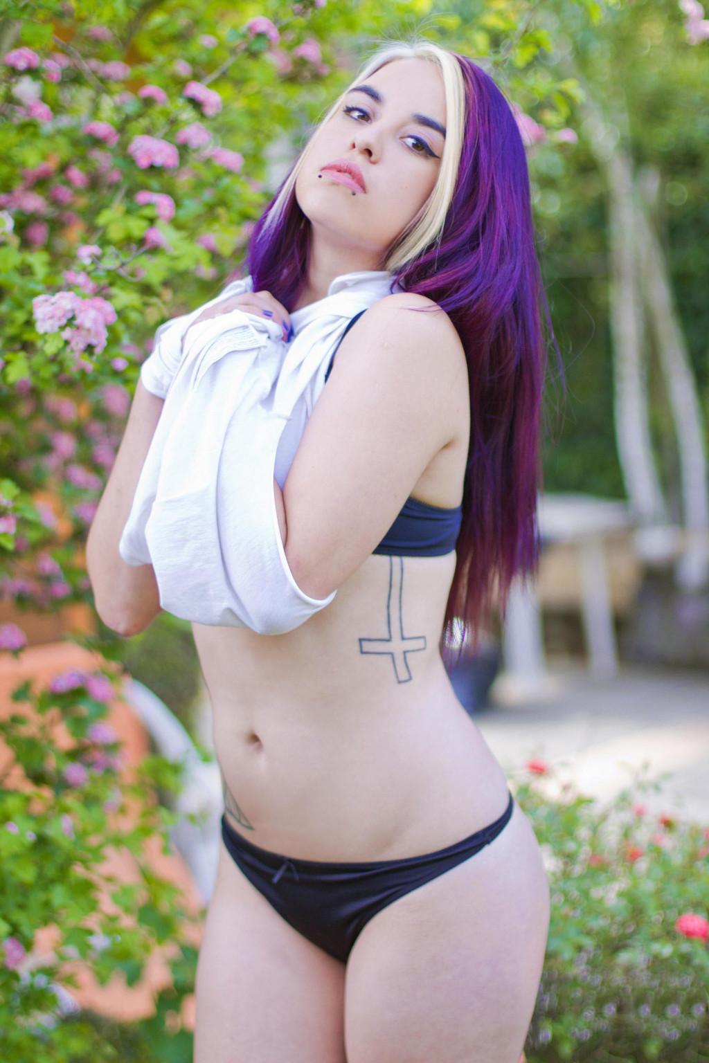 16P Goth babe shows her great body