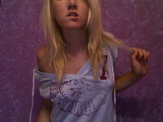 12P Emo Cam Whore leaves nothing to imagination