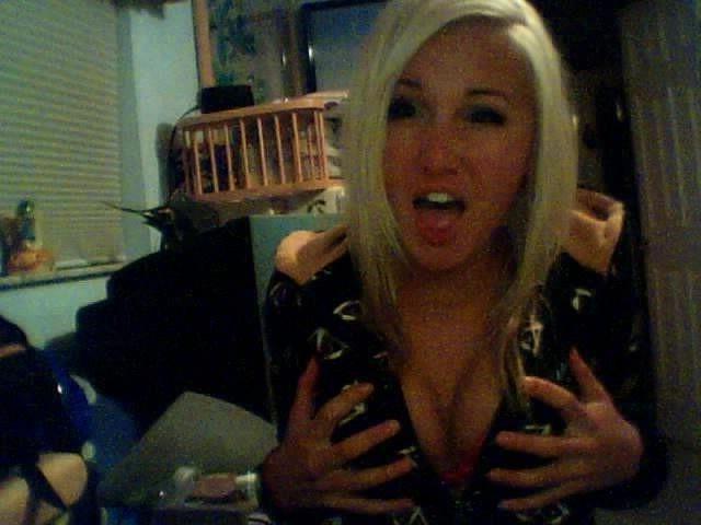 12P Emo Cam Whore leaves nothing to imagination