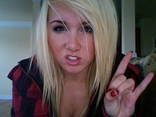 12P Emo Cam Whore leaves nothing to imagination