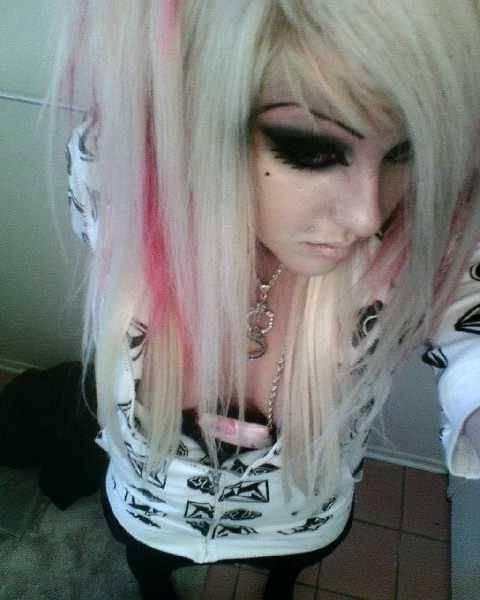 10P Emo chicks having great fun making some porn