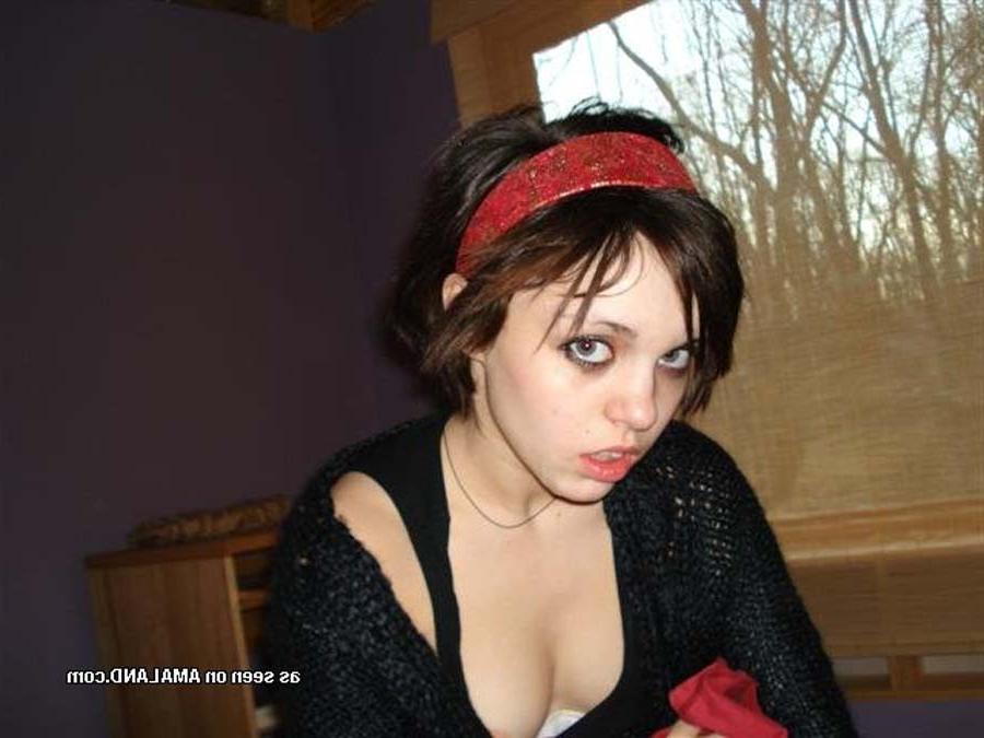 15P Real amateur emo girlfriend being naughty on cam